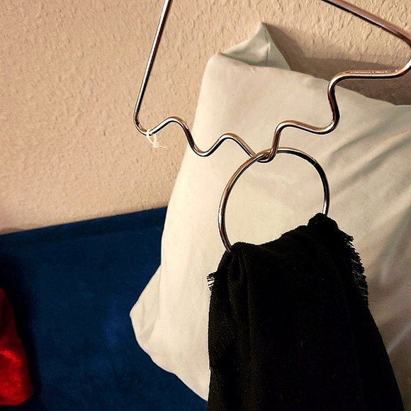 Hanger For Multiple SCARVES - Picture 2 of 4